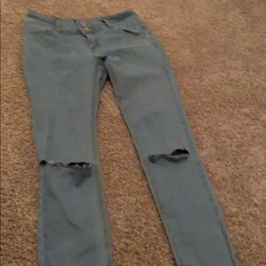 I’m selling blue jeans with a cut on the Knees